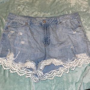 Shorts lined with lace